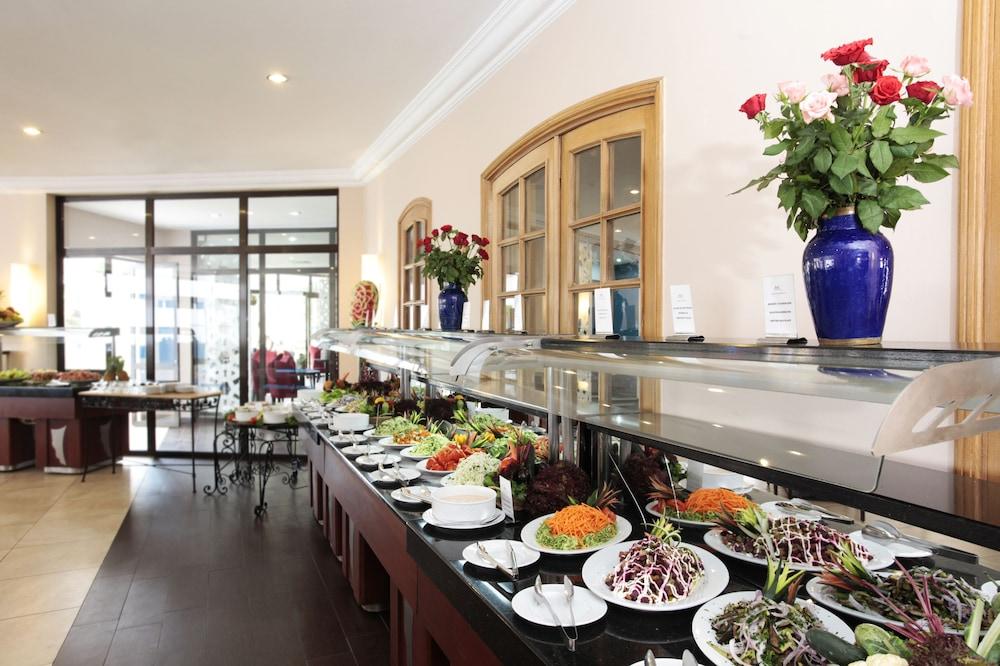 โรงแรมเคนซี ยูโรปา อกาดีร์ ภายนอก รูปภาพ A buffet at a hotel