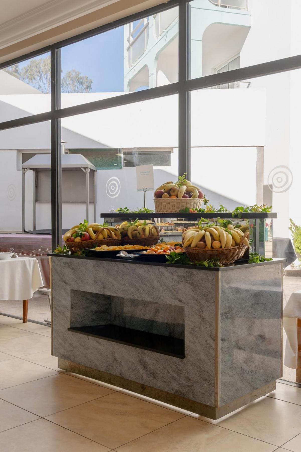 โรงแรมเคนซี ยูโรปา อกาดีร์ ภายนอก รูปภาพ A buffet at a hotel