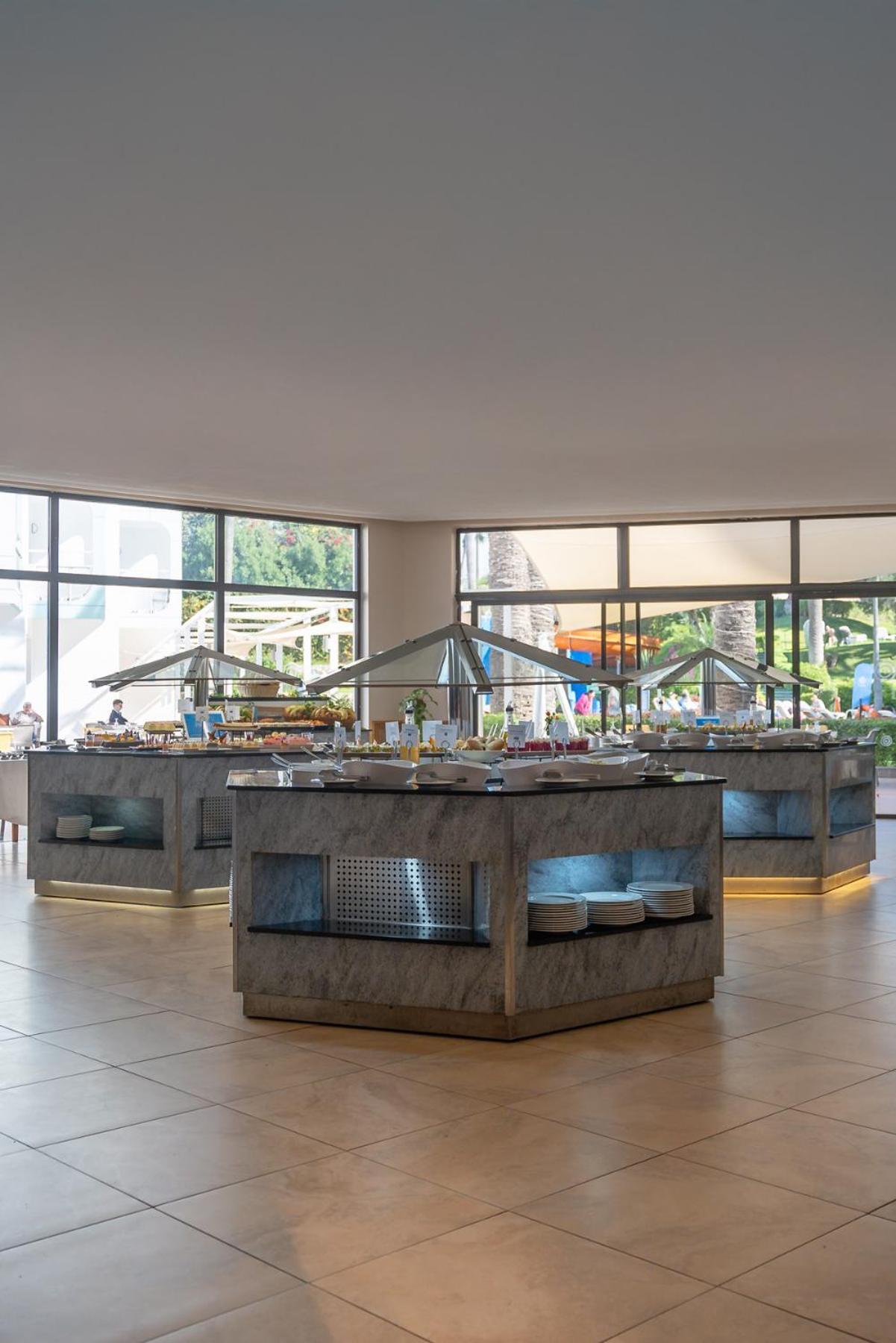 โรงแรมเคนซี ยูโรปา อกาดีร์ ภายนอก รูปภาพ A buffet at a hotel