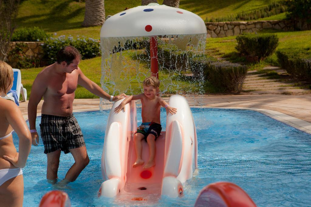 โรงแรมเคนซี ยูโรปา อกาดีร์ ภายนอก รูปภาพ A child on a water slide