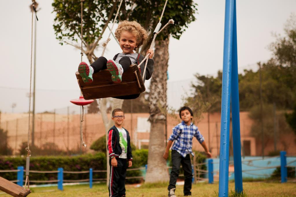 โรงแรมเคนซี ยูโรปา อกาดีร์ ภายนอก รูปภาพ Children playing on a swing