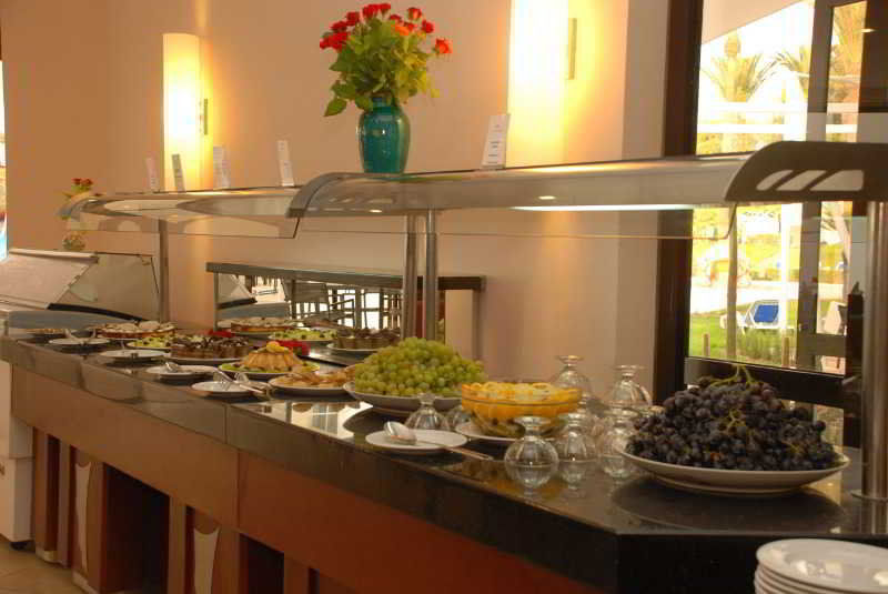 โรงแรมเคนซี ยูโรปา อกาดีร์ ภายนอก รูปภาพ A buffet at a hotel
