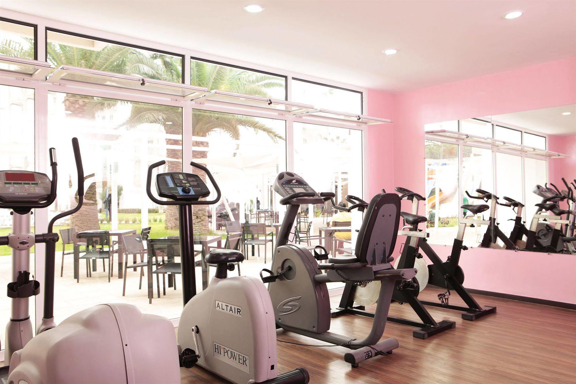 โรงแรมเคนซี ยูโรปา อกาดีร์ ภายนอก รูปภาพ A gym at a hotel